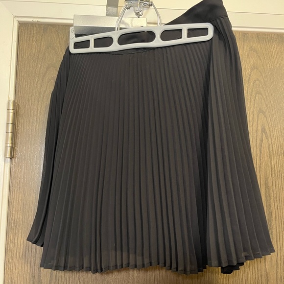 Black pleated skirt - Picture 1 of 4